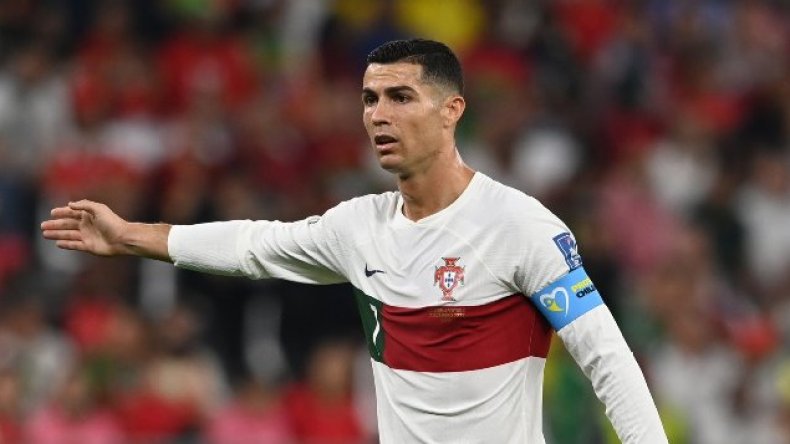 بِالفيديو: “جيش” من المُصوّرين الصحفيين يتدافعون لِتخليد ملامح رونالدو!