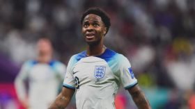 سترلينغ غادر قطر بعد أن اقتحم لصوص بيته في إنجلترا