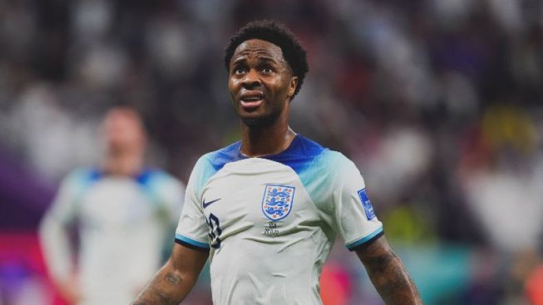 سترلينغ غادر قطر بعد أن اقتحم لصوص بيته في إنجلترا