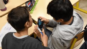 احذروا.. المؤثّرون يُربكون حياة أبنائنا 