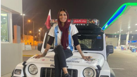 أم لخمسة أطفال تسافر من الهند إلى قطر بالسيارة لتشجيع ميسي! (صور)