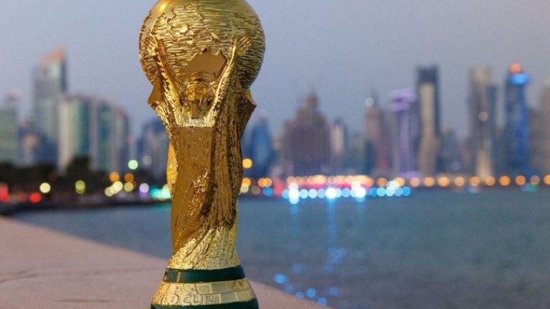 بالفيديو.. مشجع عربي يبيع مجوهرات والدته لحضور المونديال