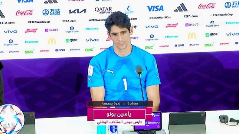 حارس منتخب المغرب يرفض الحديث بغير العربية بقطر.. حقيقة الحادثة