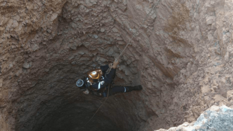 بالصور.. إنقاذ شاب سقط في بئر بعمق 18 مترا في تيارت