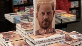 الأمير هاري: تفاصيل كثيرة متعلقة بوالدي وأخي قمت بحذفها