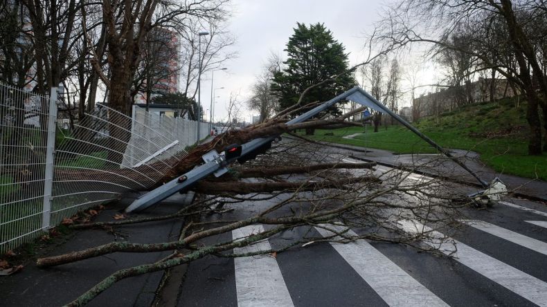 إعصار “جيرارد”.. تحذير من وصول سرعة الرياح إلى 160 كلم في شمال فرنسا