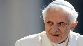 الوزير بلمهدي يعزّي في وفاة بابا الفاتيكان السابق بنديكت السادس عشر