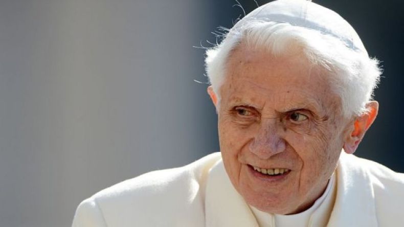 الوزير بلمهدي يعزّي في وفاة بابا الفاتيكان السابق بنديكت السادس عشر