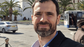 صورة.. مسؤول أوروبي ينقل هدية جزائرية إلى لبنان!