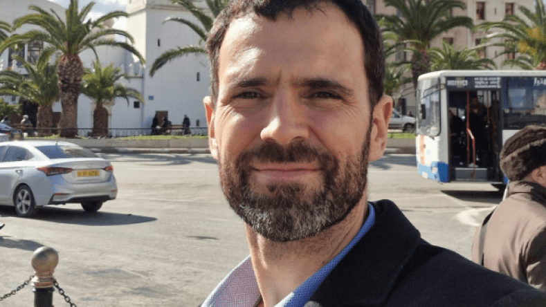 صورة.. مسؤول أوروبي ينقل هدية جزائرية إلى لبنان!