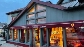 احتضن وفد الجزائر المفاوض في الستينيات.. فندق يسمح لك بالنوم في دولتين