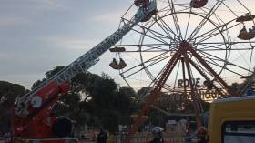 بالصور.. إنقاذ 22 شخصا علقوا في لعبة العجلة بحديقة التسلية في الشلف