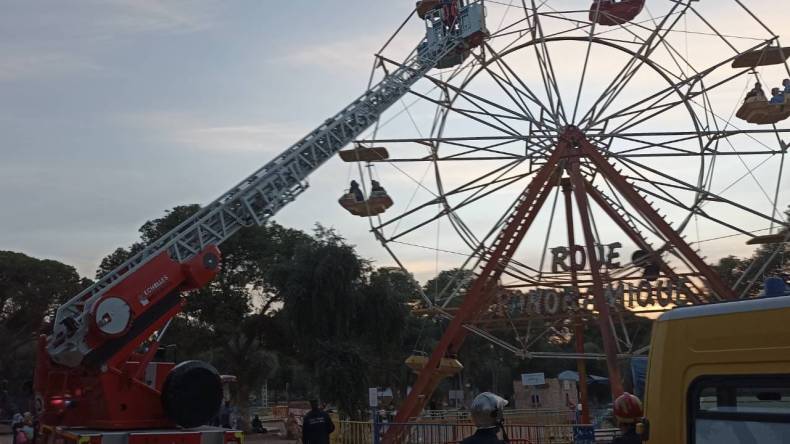 بالصور.. إنقاذ 22 شخصا علقوا في لعبة العجلة بحديقة التسلية في الشلف