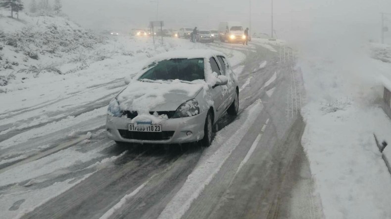 الثلوج تغلق الطريق السيار على مستوى جبل الوحش