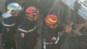 بالصور.. أعوان الحماية المدنية ينقذون حصانا علق في حفرة