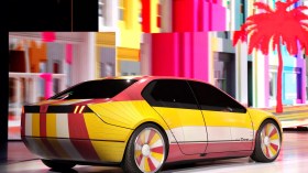 La nouvelle “BMW i Vision Dee” peut changer de couleur
