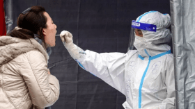 بكين: قيود كورونا المفروضة على القادمين من الصين “غير مقبولة”