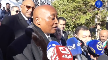 رئيس الكاف موتسيبي يصل إلى وهران ويثني على نجاح الجزائر في احتضان الشان