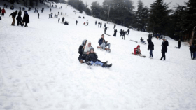 احتفال بالأمطار والثّلوج كأنّه العيد.. 