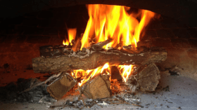 بعد الغاز.. مواقد الحطب تهدد حياة العائلات