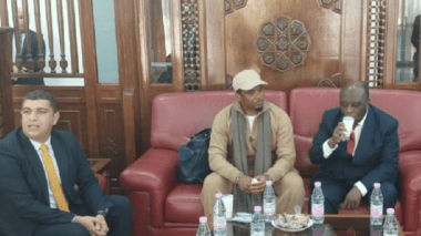 Eto’o à son arrivée à Alger: “Je ne trahis jamais mes amis algériens” (VIDEO)