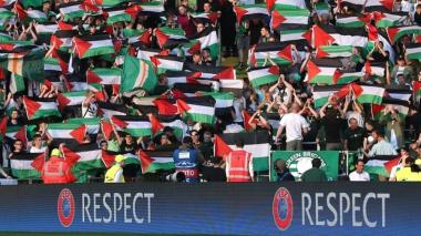 Le drapeau palestinien interdit par les fores d’occupation israéliennes