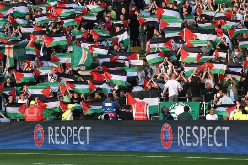 Le drapeau palestinien interdit par les fores d’occupation israéliennes