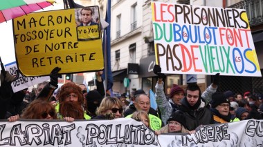 France: la rue bouillonne et Macron pointé du doigt