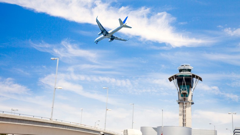 إلغاء وتأخير مئات الرحلات الجويّة.. ماذا يحدث في سماء الولايات المتحدة؟