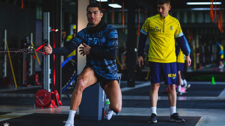 رونالدو قائدا لنجوم الهلال والنصر أمام باريس سان جيرمان