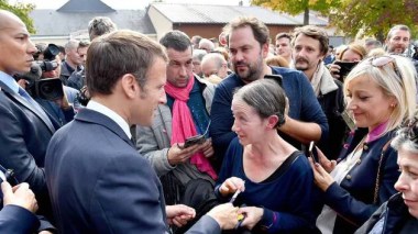Treize personnes soupçonnées de vouloir tuer Macron déférées devant le juge