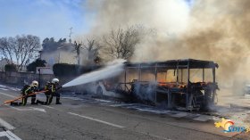 VIDEO: un car scolaire ravagé par les flammes en France