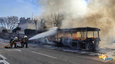 VIDEO: un car scolaire ravagé par les flammes en France