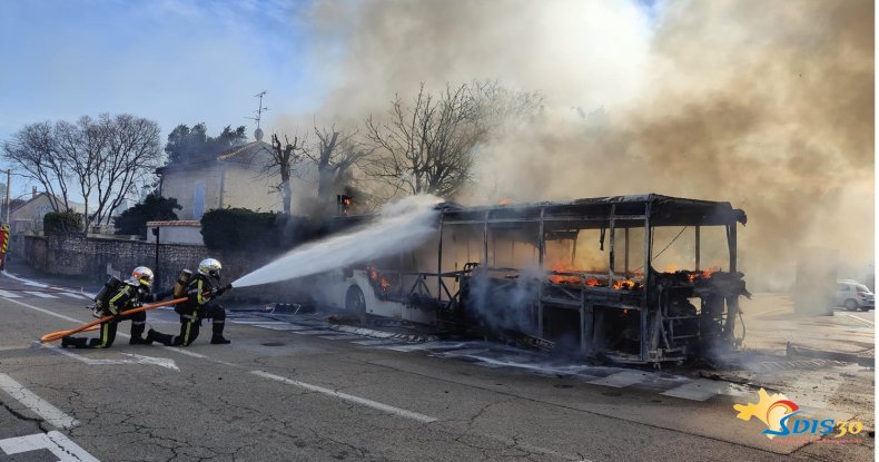 VIDEO: un car scolaire ravagé par les flammes en France