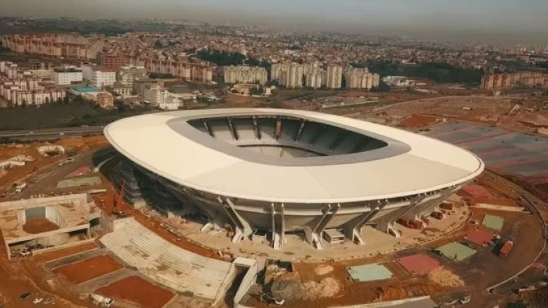 الرئيس تبون يُهدي ملعب الدويرة إلى عميد الأندية الجزائرية