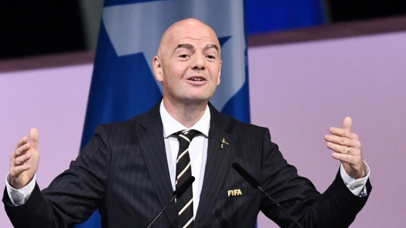 رئيس “الفيفا” سيحضر إلى الجزائر وبطولة إفريقيا للاعبين المحلّيين ستستمرّ