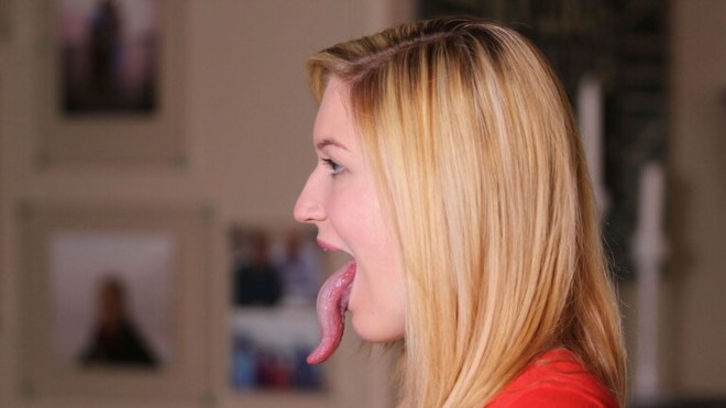 بالفيديو.. تلمس عينيها بلسانها وتأمل في دخول موسوعة غينيس!