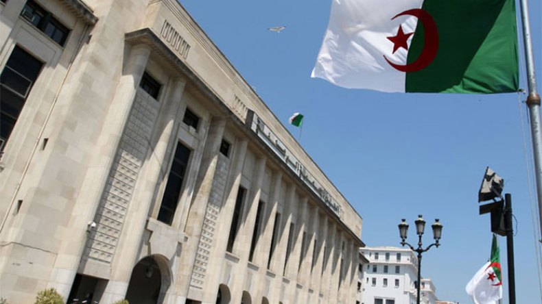 الكتل البرلمانية تسابق الزمن لانتزاع مكاسب جديدة للعمال