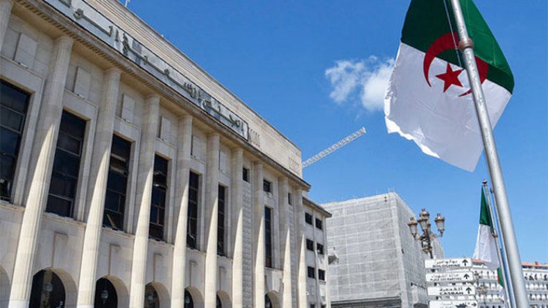 “مصالحة جبائية” مع التجار ورجال الأعمال لاحتواء السوق السوداء