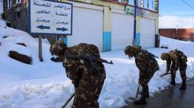 بالصور.. وحدات من الجيش تتدخل لفتح مسالك أغلقتها الثلوج