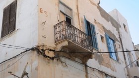 دعوات إلى تجنب المرور تحت شرفات العمارات القديمة بالعاصمة