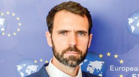 ناطق باسم الاتحاد الأوروبي: تعلمت الكثير عن الإسلام بجامع الجزائر (فيديو)