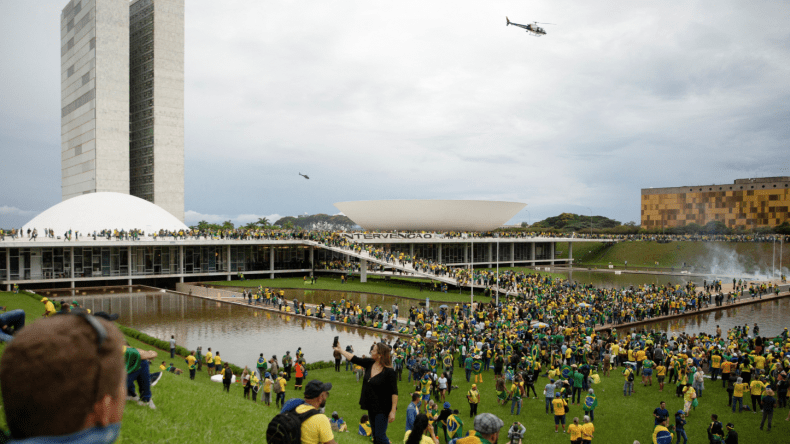 الجزائر تدين الإعتداء على المؤسسات الرسمية بالبرازيل