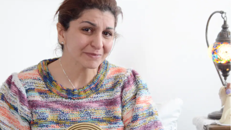 جزائرية فقدت عائلتها في حريق منزلها بكندا تكافح لتسوية وضعيتها