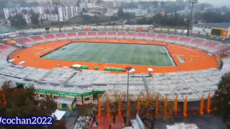 بِالفيديو: الثلوج تُغطّي ملعب قسنطينة