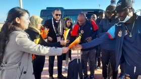 بالصور.. منتخب الكونغو الديمقراطية يستقبل بالورود في مطار عنابة