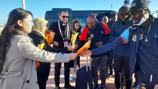 بالصور.. منتخب الكونغو الديمقراطية يستقبل بالورود في مطار عنابة
