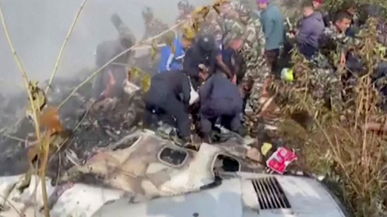 بالفيديو.. 40 قتيلا على الأقل في تحطم طائرة بنيبال