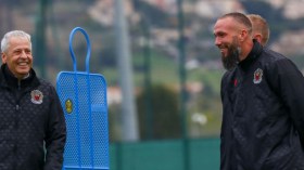 جزائريو فريق نيس بِلا مدرّب