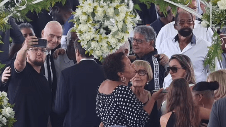 “سيلفي” في جنازة!